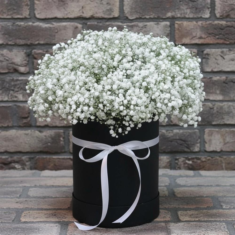 Цветочная композиция из Гипсофила в шляпной коробке в Ефимовский