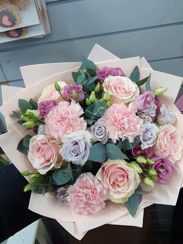 Букет цветов из: Розы, Гвоздики и Лизиантусы в Ефимовский